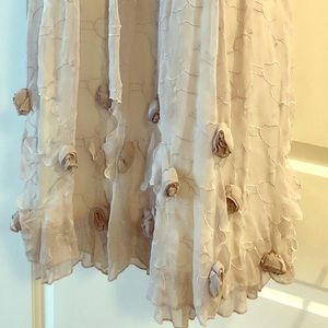 Beautiful *NEW* dress, size 14. flower detail 👌🏻